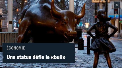 La statue d’une jeune fille défie le taureau de Wall Street