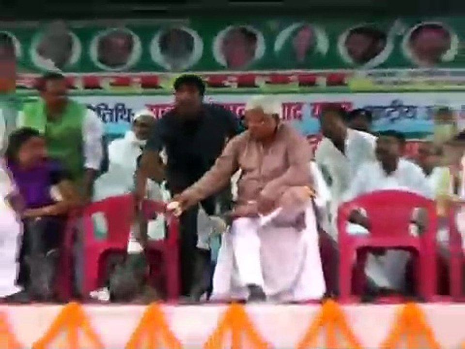 Live Video of A Fan Fall of Lalu Prasad Yadav in A Rally in Bihar