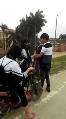 Thanh niên “cool” nhất năm, thẳng tay vứt luôn quà 8/3 khi bị từ chối