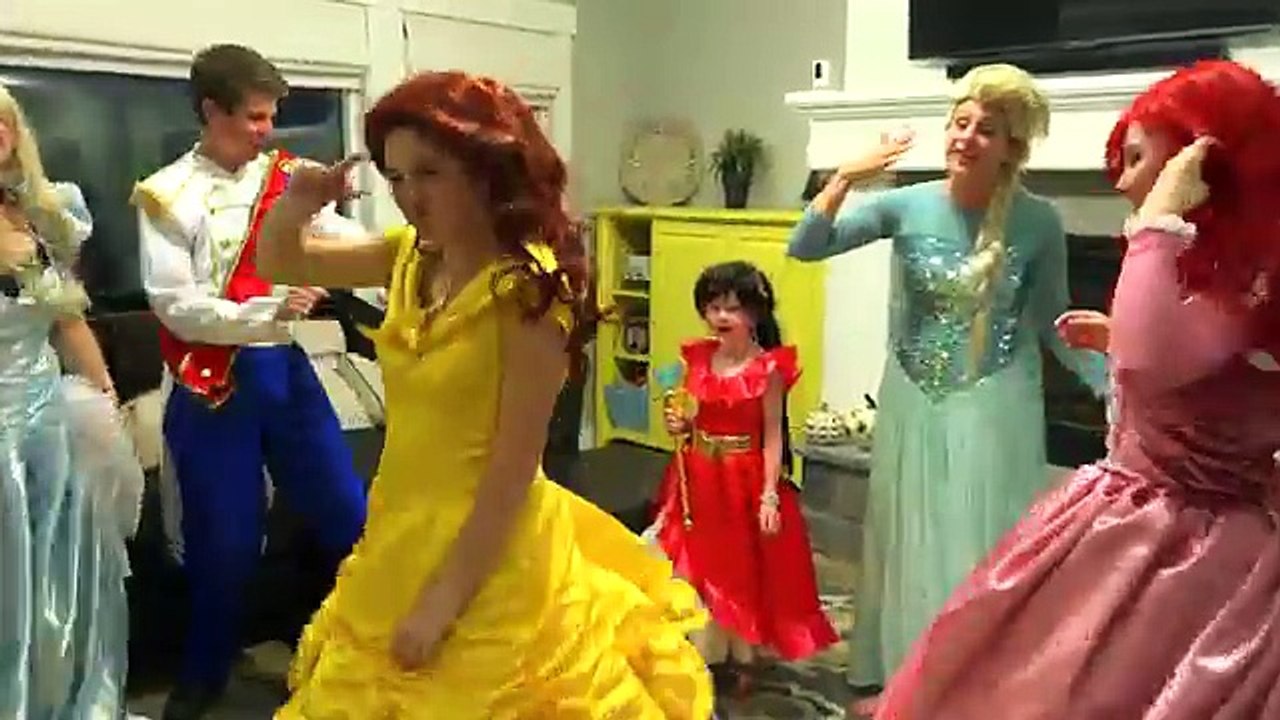 Cinderellas Gross Feet!! Harley Quinn vs disney princesses w/ spiderman and elsa and ariel & Belle