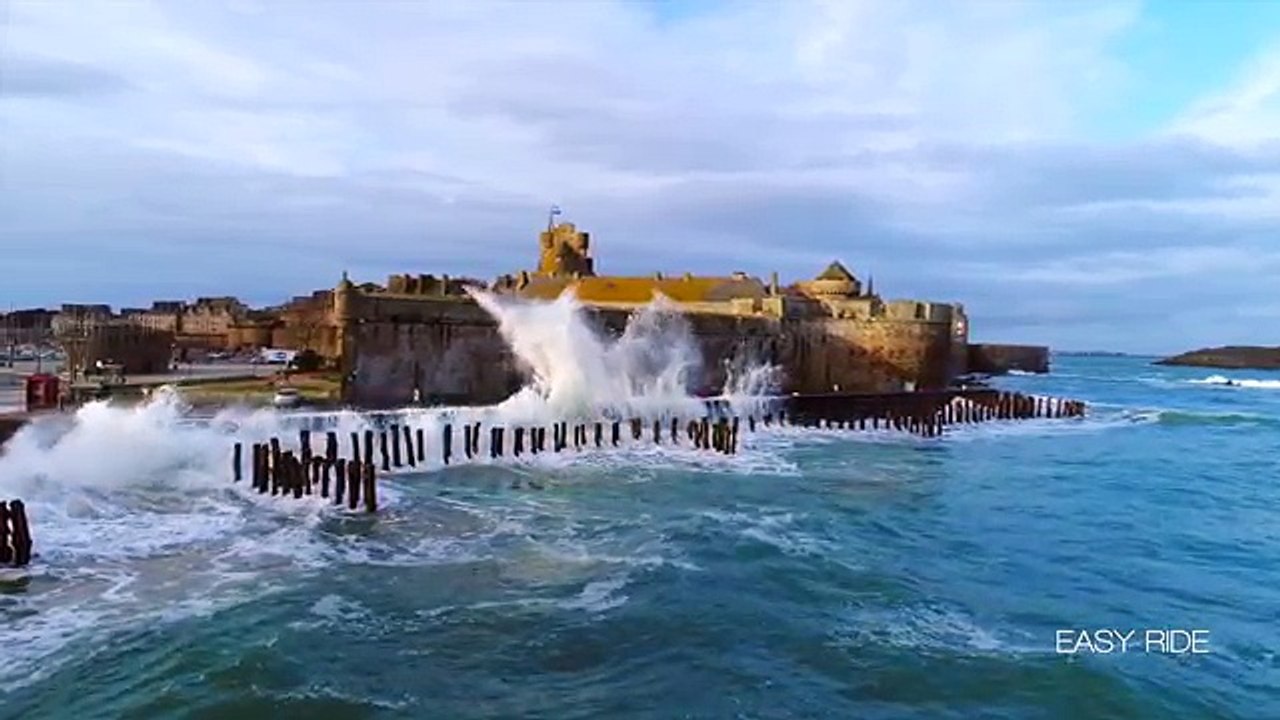 Un drone filme d’impressionnantes énormes vagues qui s'écrasent sur Saint-Malo