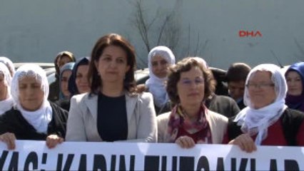 Hdp'li Kadınlardan Bakırköy Cezaevi Önünde "Dünya Kadınlar Günü" Kutlaması