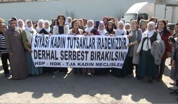HDP'li kadınlar Dünya Emekçi Kadınlar Günü'nü cezaevi önünde kutladı