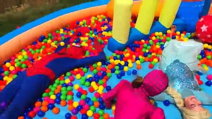 SPIDERMAN RAINBOW POO COLORS w/ Ball Pit Show Frozen Elsa & Pink Spidergirl - Superheroes