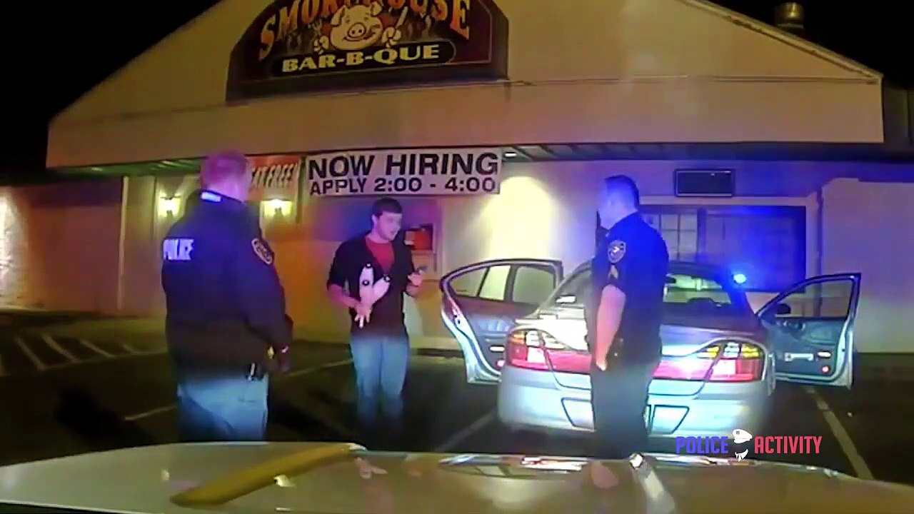 Cet homme a une façon bien particulière de prouver qu'il n'est pas saoul à un policier