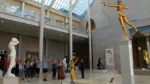 Grupo de dança promove ginástica em museu de Nova York