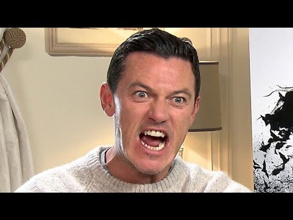Luke Evans est DRACULA (et il a de vrais crocs de vampire...)