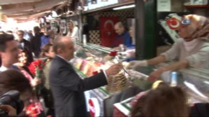 Başkan Kadir Topbaş, Kadınlara Karanfil Hediye Etti