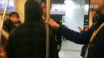 Metroda önce artistlik yaptı sonra dayağı yedi!