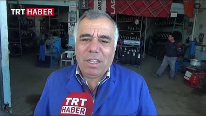 O, yaşına aldırmadan lastik tamirciliği yapıyor