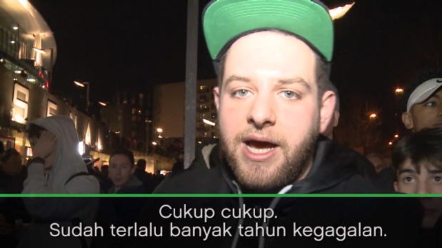 SEPAKBOLA: Premier League: Wenger Seperti Diktator! - Protes Fans Arsenal