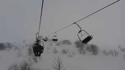 Ces skieurs se retrouvent piégés sur leurs télésièges en pleine tempête!