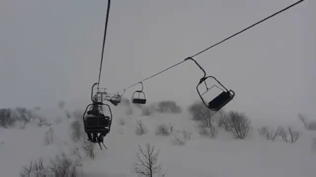 Ces skieurs se retrouvent piégés sur leurs télésièges en pleine tempête!