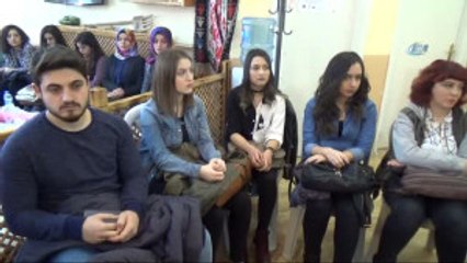Görme Engelli Öğretmen Üniversite Öğrencilerine 'Braille Alfabesi' Öğretiyor
