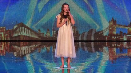 Les juges se moquent en entendant ce qu'elle souhaite chanter... Puis toute la salle devient dingue !