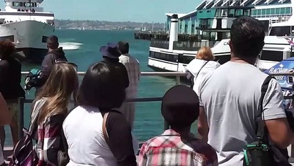 Ce bateau qui arrive à vive allure se prend le quai de plein fouet...