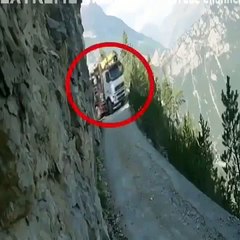 Un camion prend de gros risques en passant sur une route au dessus du vide !