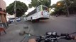 Un motard miraculé survit à cet accident de fou avec un bus
