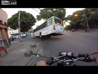 Un motard miraculé survit à cet accident de fou avec un bus