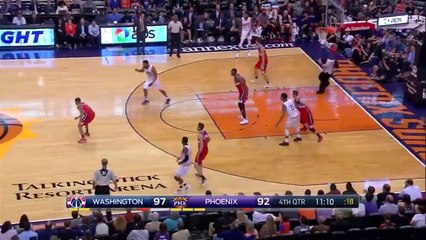 La mascotte des Suns se jette sur le terrain en plein match !