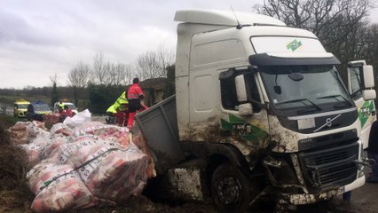 Saint-Claud: un camion se renverse, la D 951 bloquée (images Renaud Joubert)