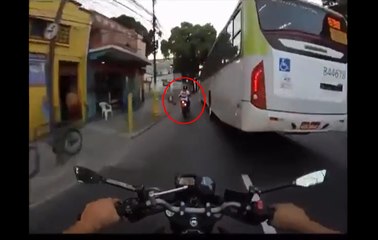 Ce motard va regretter d'avoir doublé ce bus.