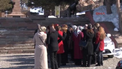 Erzurum Bakan Akdağ Protokolü Bekletip, Kadınlara Karanfil Verdi