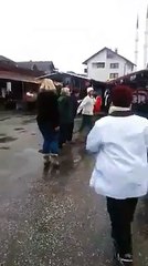 Pijaca Sanski Most - Radnice sa pijace igraju kolo za 8. Mart