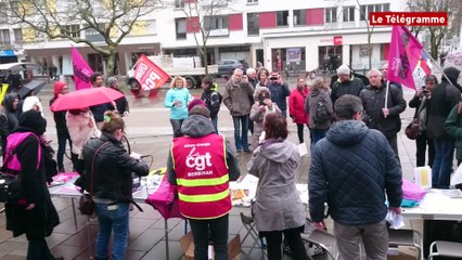 Lorient. Des dizaines de personnes rassemblées pour l'égalité hommes-femmes.
