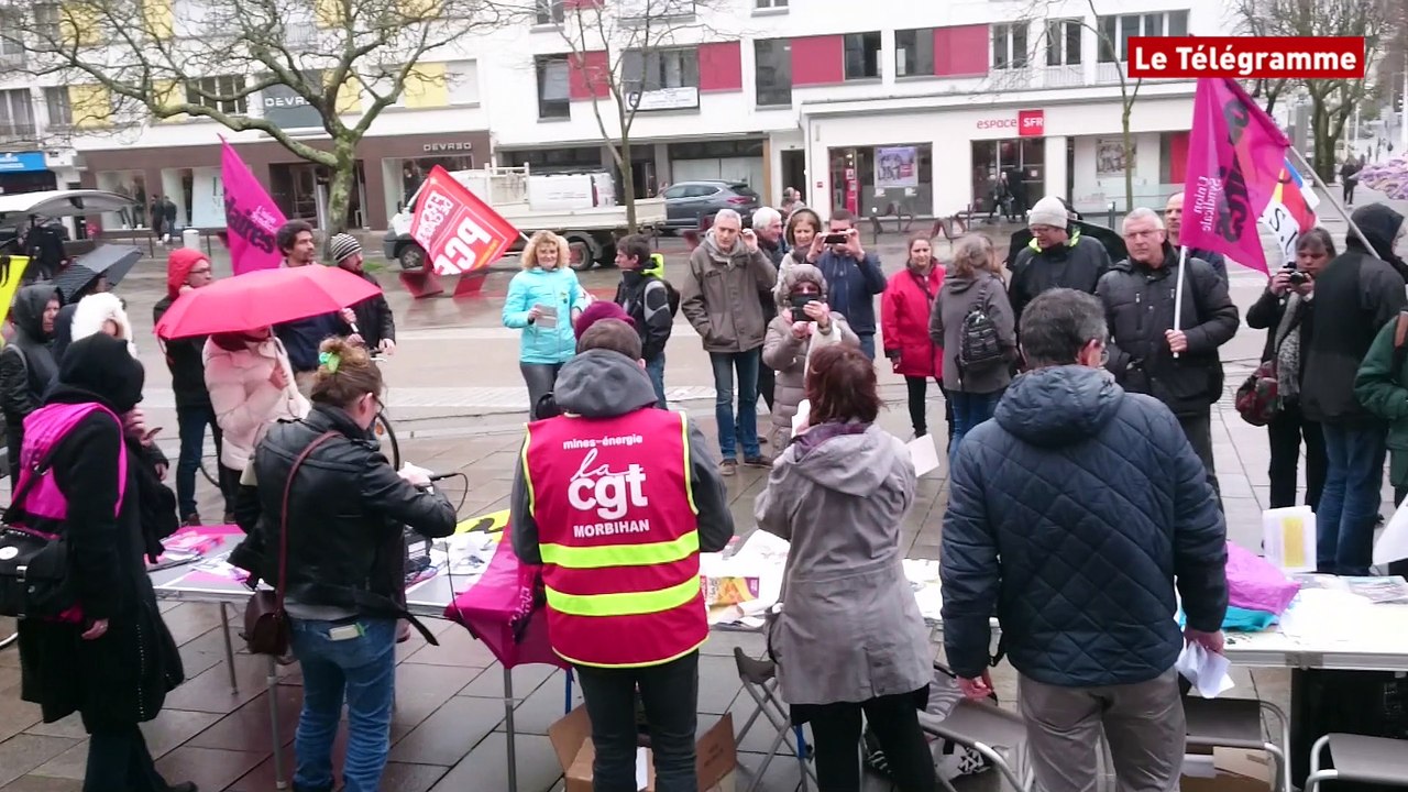Lorient. Des dizaines de personnes rassemblées pour l'égalité hommes-femmes.