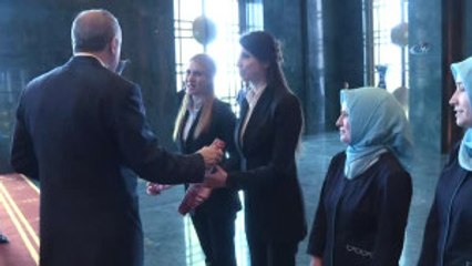 Cumhurbaşkanı Erdoğan Kadın Külliye Çalışanlarına Çiçek Verdi