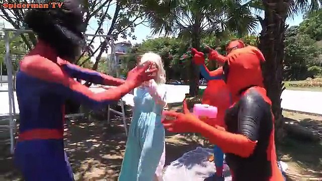 Замороженные Эльза против малефисента матч смерти Паук против Венома и весело Супергерои Джокер в реальной жизни