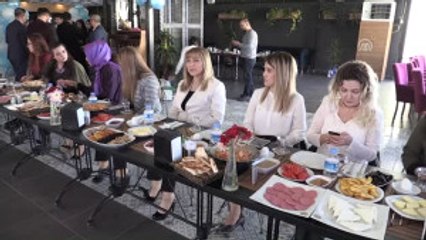 Belediyeden Kadınlara Yemek ve Karanfil