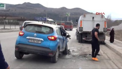 Karabük'te Otomobil Temizlik Aracına Çarptı 2 Yaralı