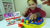 VAMOS a IR a PESCAR JUEGO de los Huevos Sorpresa de la Apertura de los Juguetes de la Familia Actividad Divertida para los Niños a Aprender los Colores