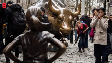 La statue d'une jeune fille défie le taureau de Wall Street au nom de la parité