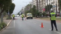 Antalya Polisi, Kadın Sürücülere Karanfil Dağıttı