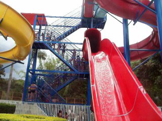 Descendo no toboágua