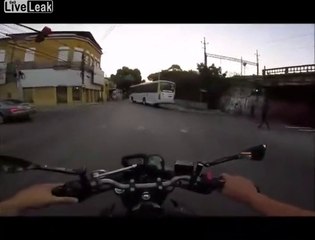 ce motard miraculé survit à cet accident de ouf avec un bus