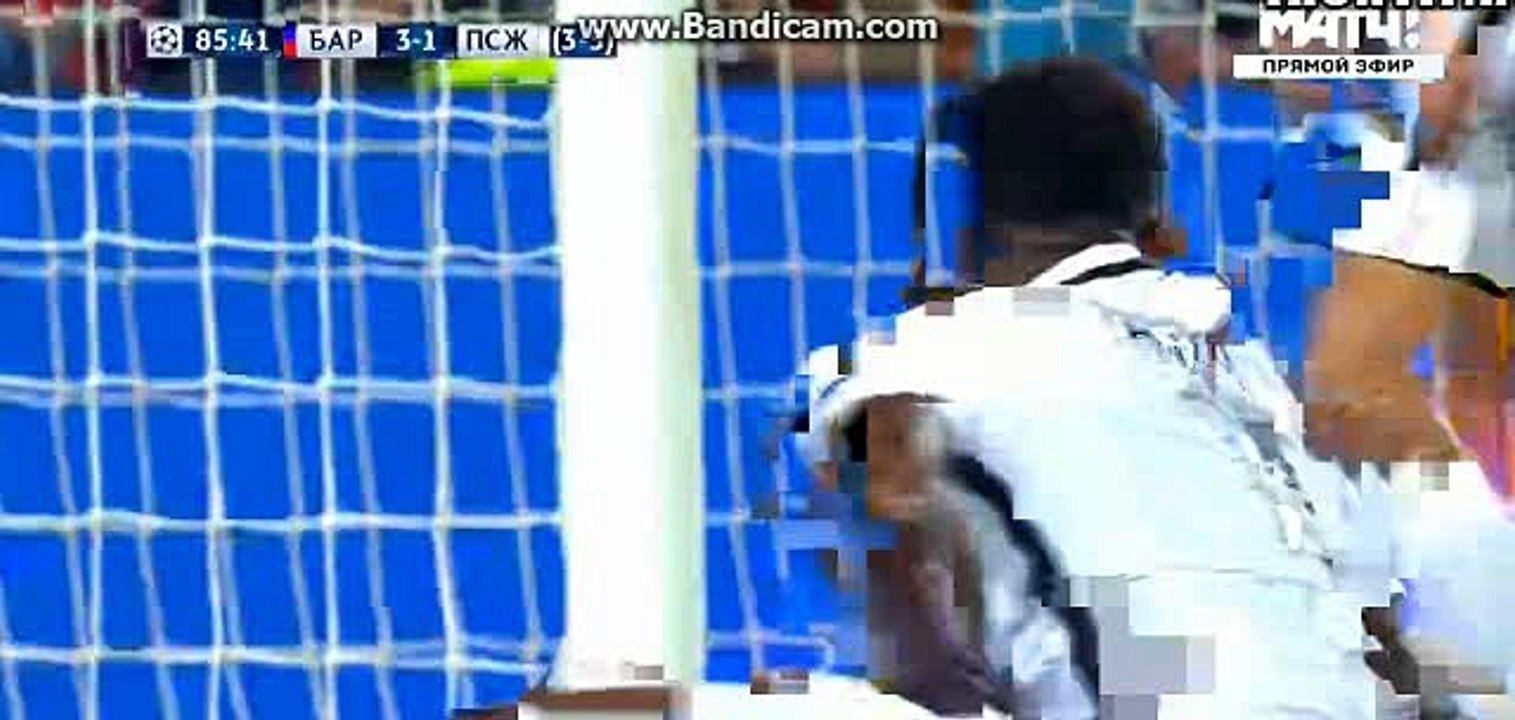 Serge Aurier Gets Injured - FC Barcelona vs PSG - Champions League - 08/03/2017