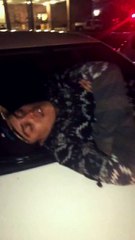 Un conducteur retrouve un homme endormi sur le capot de sa voiture !