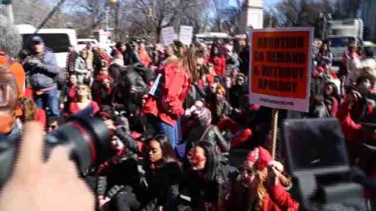 Huelgas y protestas callejeras contra Trump marcan el "Día sin mujeres"