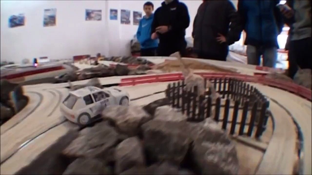 This is the coolest slot car setup we've ever seen! Credit; Defiendelosrallyes