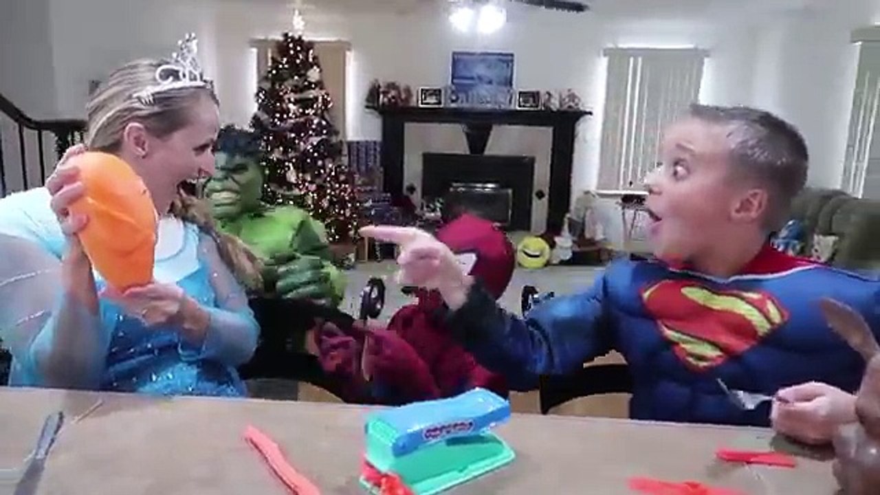 Большой гигантские ноги против замороженных Эльза села! Розовый Человек-паук, Человек-Паук супергерой Kid кино в