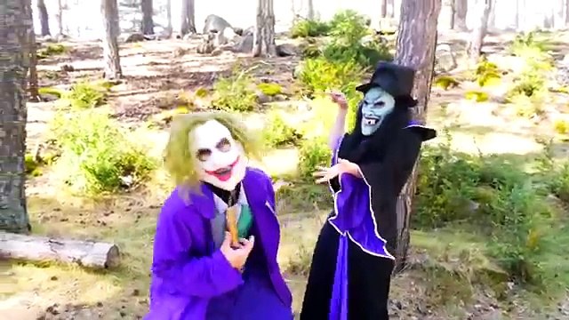 El hombre araña vs hombre Lobo vs Bruja vs Congelado Elsa! Curioso Superhéroe en la Vida Real!