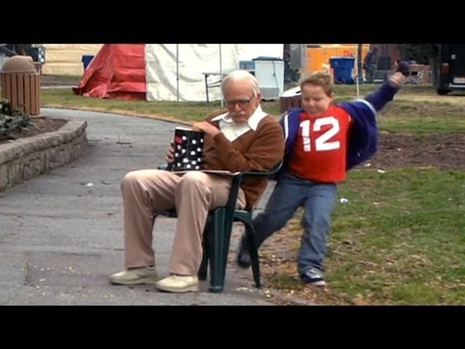 BAD GRANDPA : "Le Coup de la Chaise" [Scène Coupée Blu-Ray]