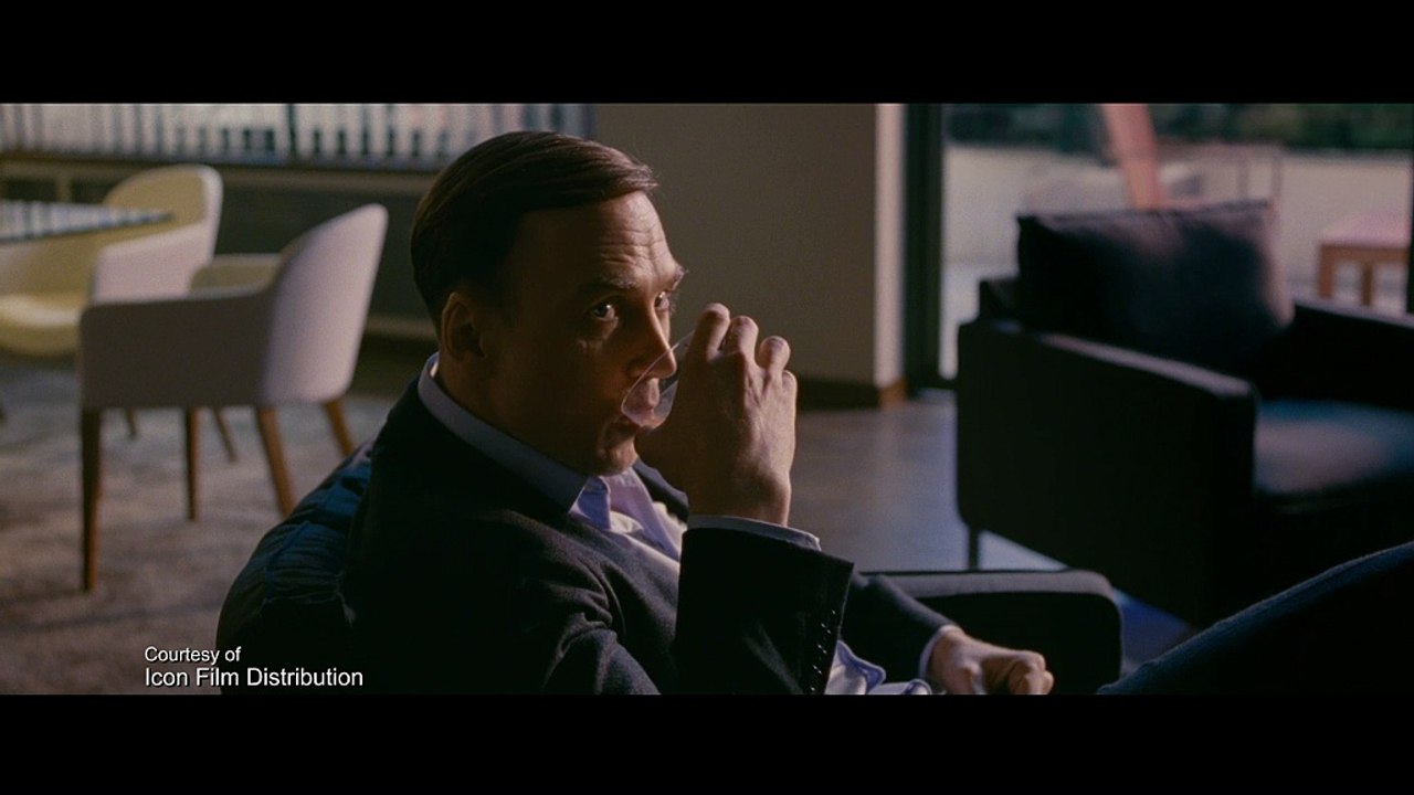 Personal Shopper - Clip - Waiting