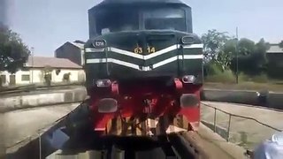Railway Unique style of Changing engine Never Seen Before
