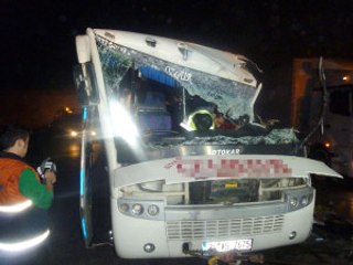 Virajı Alamayan Işçi Servisi Tıra Çarptı: 4'ü Ağır 27 Yaralı