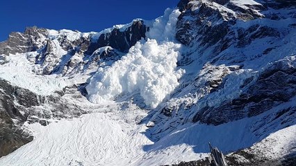 Une avalanche se dirige sur deux touristes